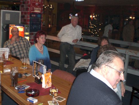 Kinder zielen mit dem Wasserstrahl auf eine Zielscheibe